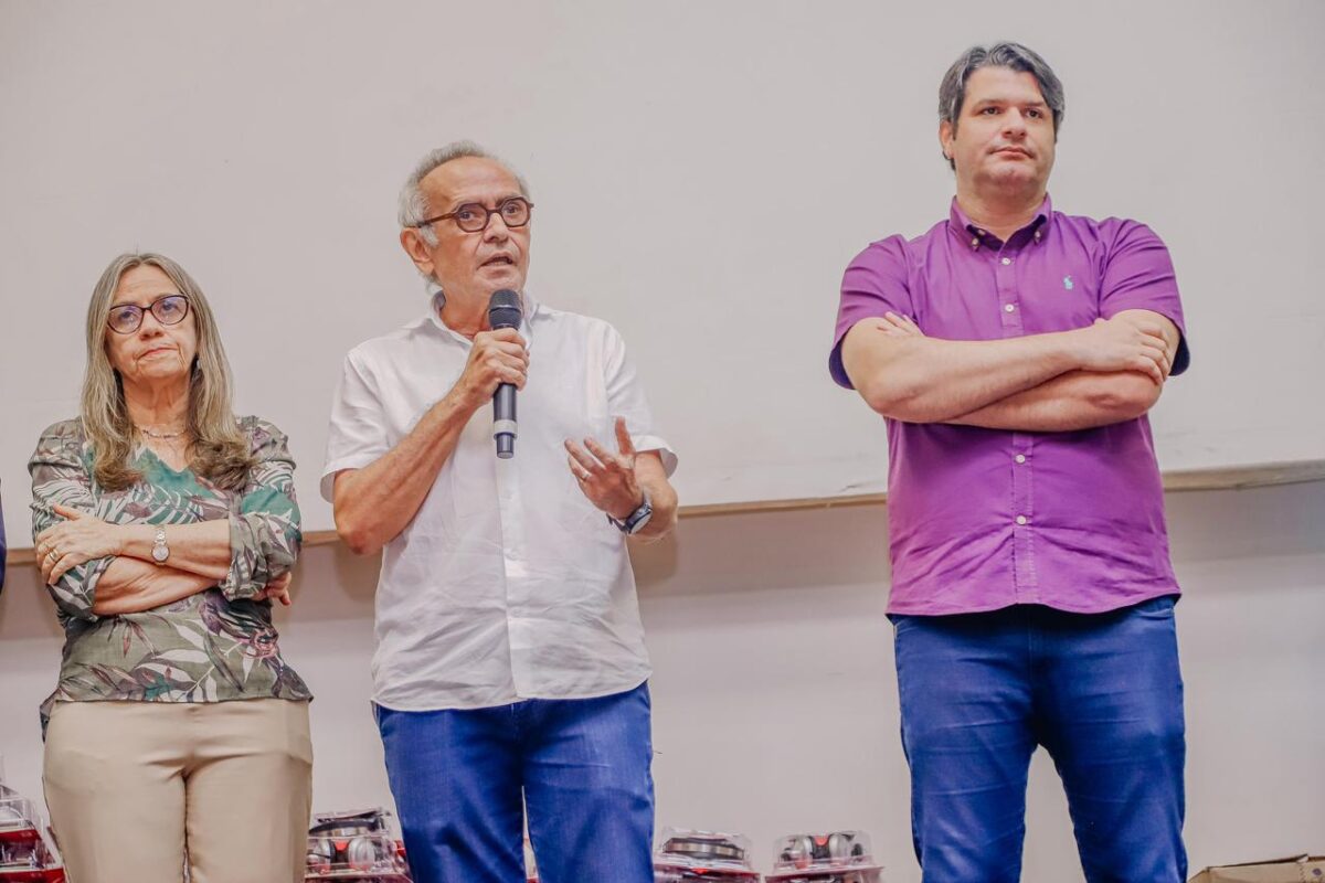 Cícero Lucena entrega 250 chromebooks a professores da rede municipal de João Pessoa