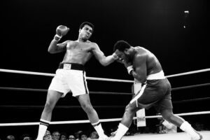 Calção que Muhammad Ali usou na "experiência mais próxima da morte" vai a leilão com valor inicial de R$ 25 milhões