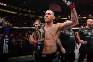 UFC 300: Poatan nocauteia Jamahal Hill no primeiro round e pede vaga no UFC Rio