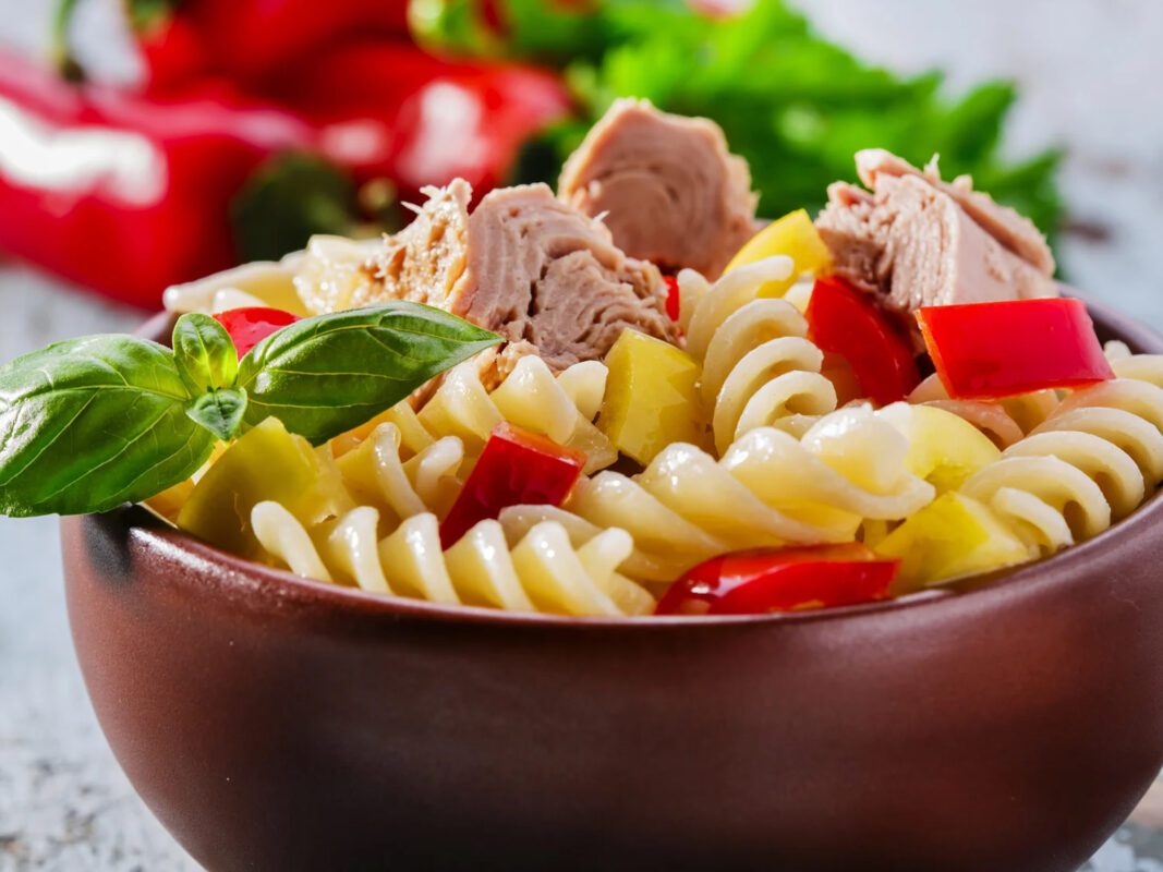 Salada de macarrão, simples e rápida para uma refeição saudável