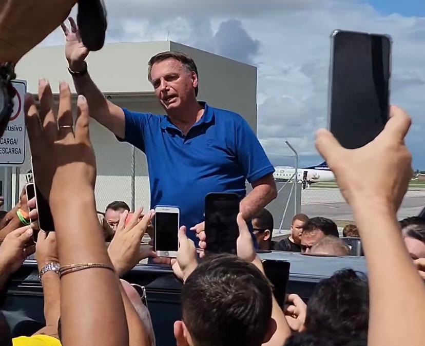 Bolsonaro desembarca em João Pessoa e é recebido por apoiadores no aeroporto Castro Pinto