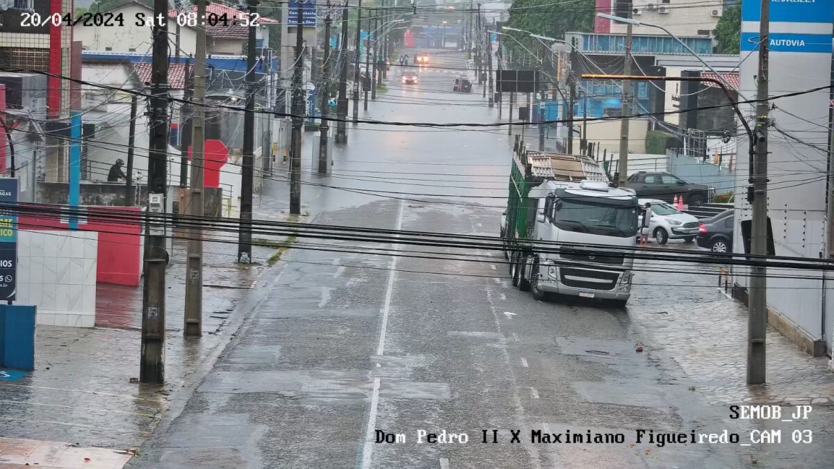 Vídeos e fotos mostram caos e alagamentos após chuva forte em João Pessoa; confira
