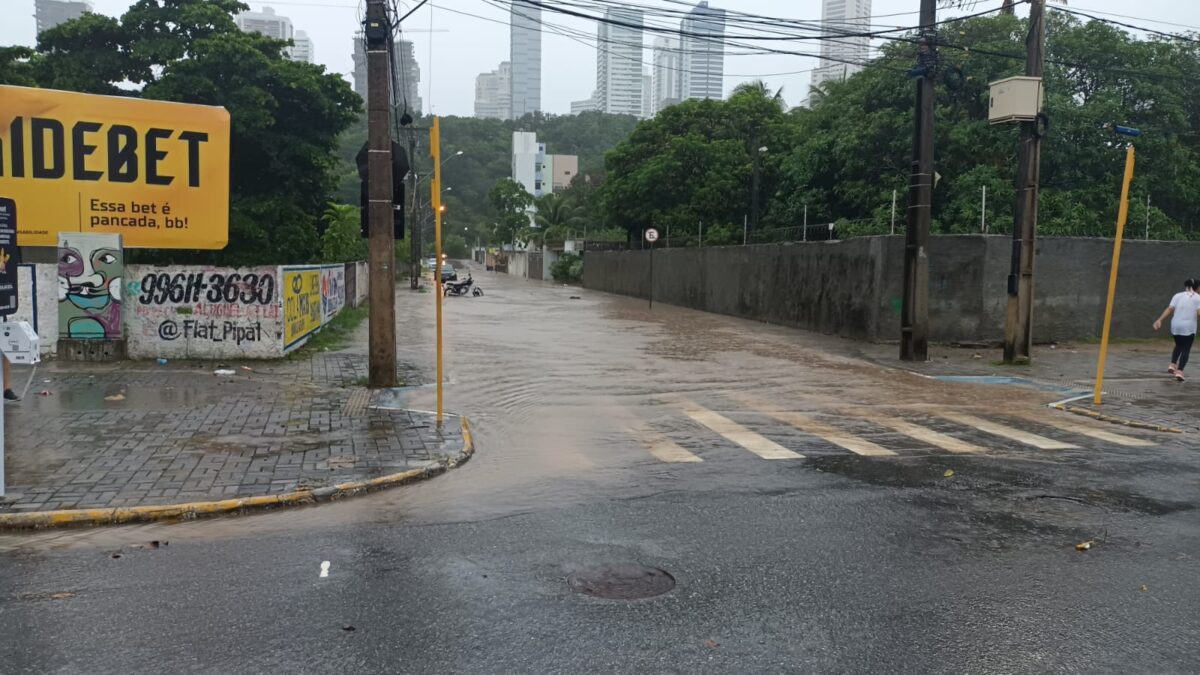 Vídeos e fotos mostram caos e alagamentos após chuva forte em João Pessoa; confira