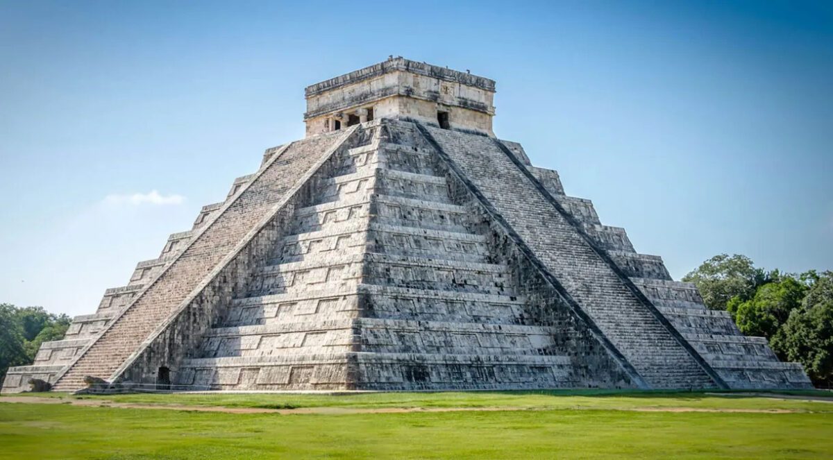 Esse processo de queima de artefatos e restos mortais era incomum para a realeza, assim como sua colocação nessa câmara da pirâmide. (foto: Site oficial/Chichén Itzá)