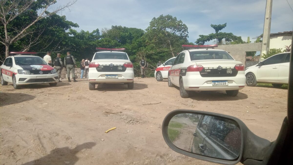 Bandidos trocam tiros com policiais, abandonam arma e carro e fogem por mata, em João Pessoa