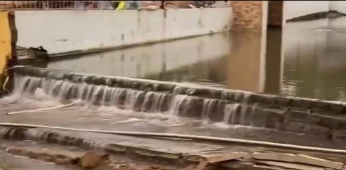 Parte da estrutura de uma barragem rompeu no Brejo paraibano.