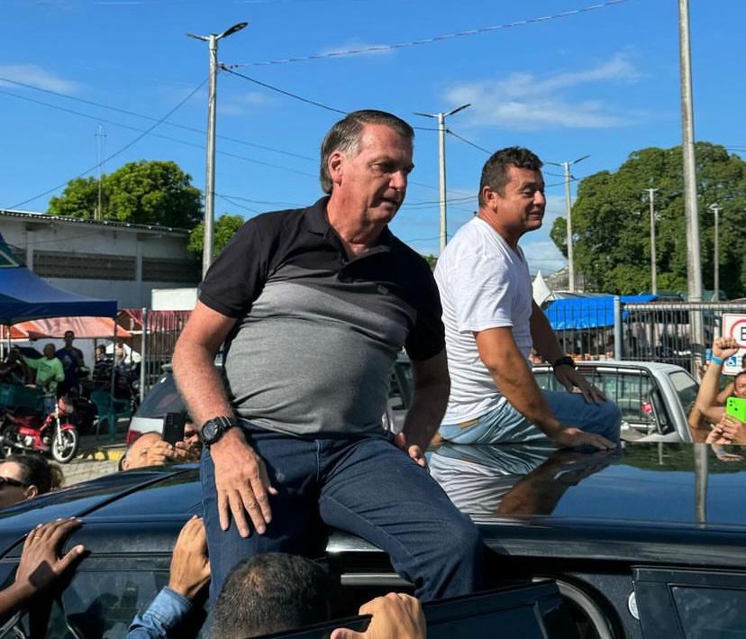 Bolsonaro percorre ruas de Cabedelo em carro aberto e visita mercado municipal