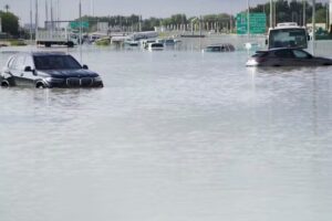 Veículos abandonados permanecem alagados em Dubai um dia depois de chuva histórica na cidade