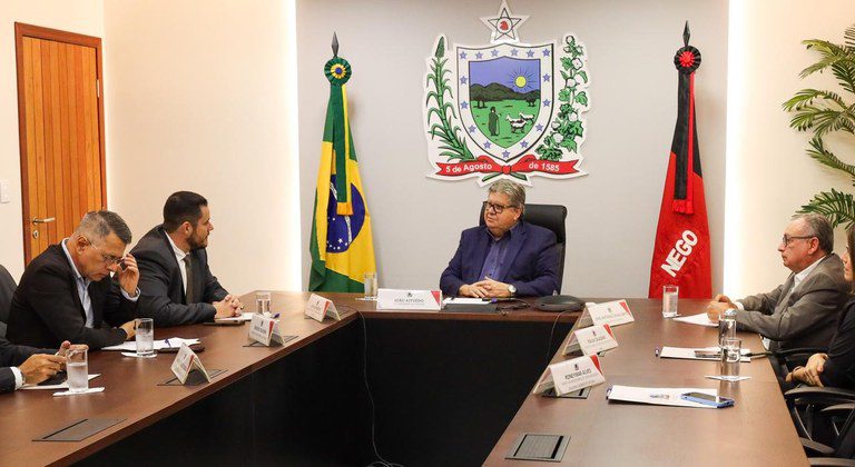 João Azevêdo se reúne com superintendente do INSS no Nordeste e firma parcerias para educação e saúde