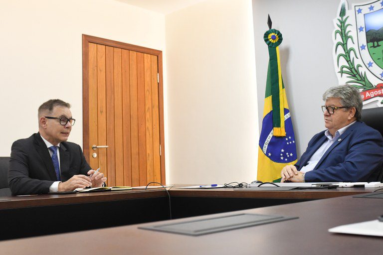 João Azevêdo se reúne com cônsul e planeja parcerias entre França e Paraíba