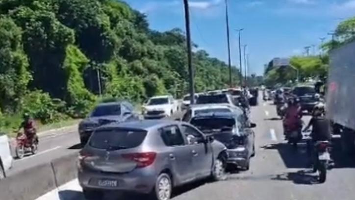Engavetamento com quatro carros deixa motorista ferido e causa congestionamento na BR-230, em João Pessoa