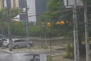 Fato ocorreu no bairro de Manaíra. fios, fogo