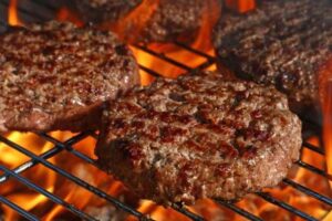 Nutricionista revela vantagens das receitas de hambúrguer artesanal e ensina receita; confira