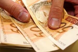 Governo prevê salário mínimo de R$ 1.502 em 2025