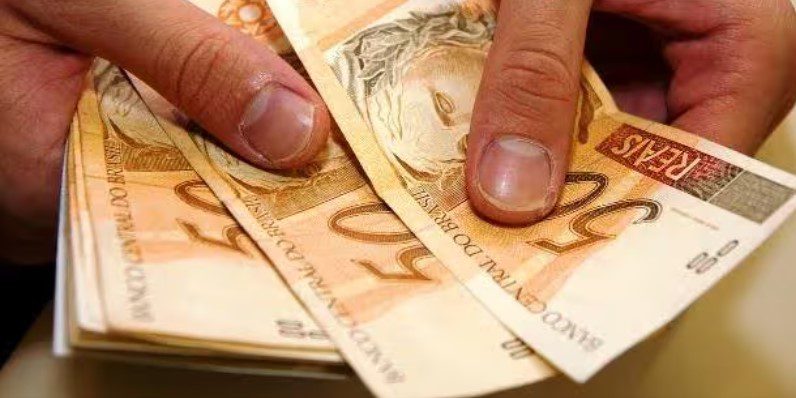 Governo prevê salário mínimo de R$ 1.502 em 2025