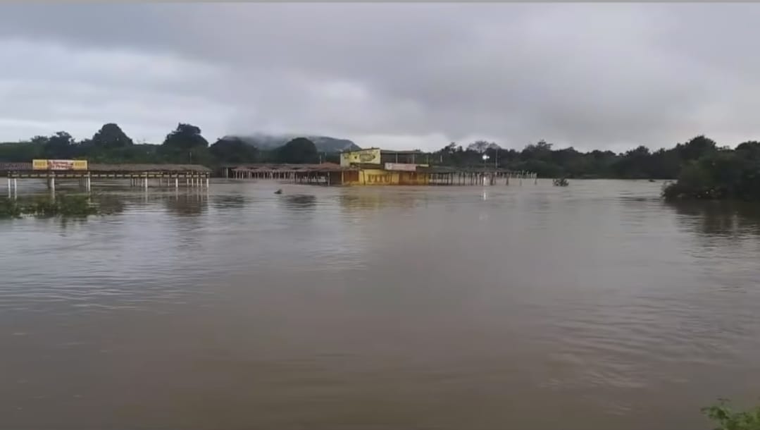 Chuvas aumentaram níveo do rio Piranhas, em Paulista, sertão da Paraíba.