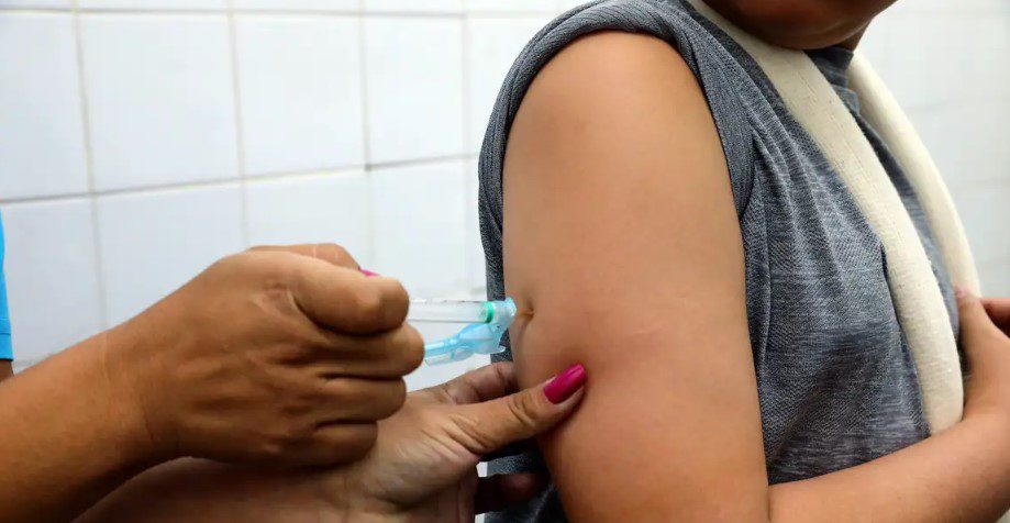 Com doses próximas do vencimento, Governo amplia vacinação contra dengue