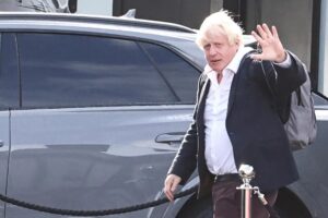 O ex-primeiro-ministro britânico Boris Johnson é visto no Aeroporto de Gatwick, perto de Londres, na Inglaterra, em 22 de outubro de 2022 — Foto: REUTERS/Henry Nicholls