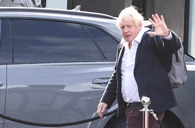 O ex-primeiro-ministro britânico Boris Johnson é visto no Aeroporto de Gatwick, perto de Londres, na Inglaterra, em 22 de outubro de 2022 — Foto: REUTERS/Henry Nicholls