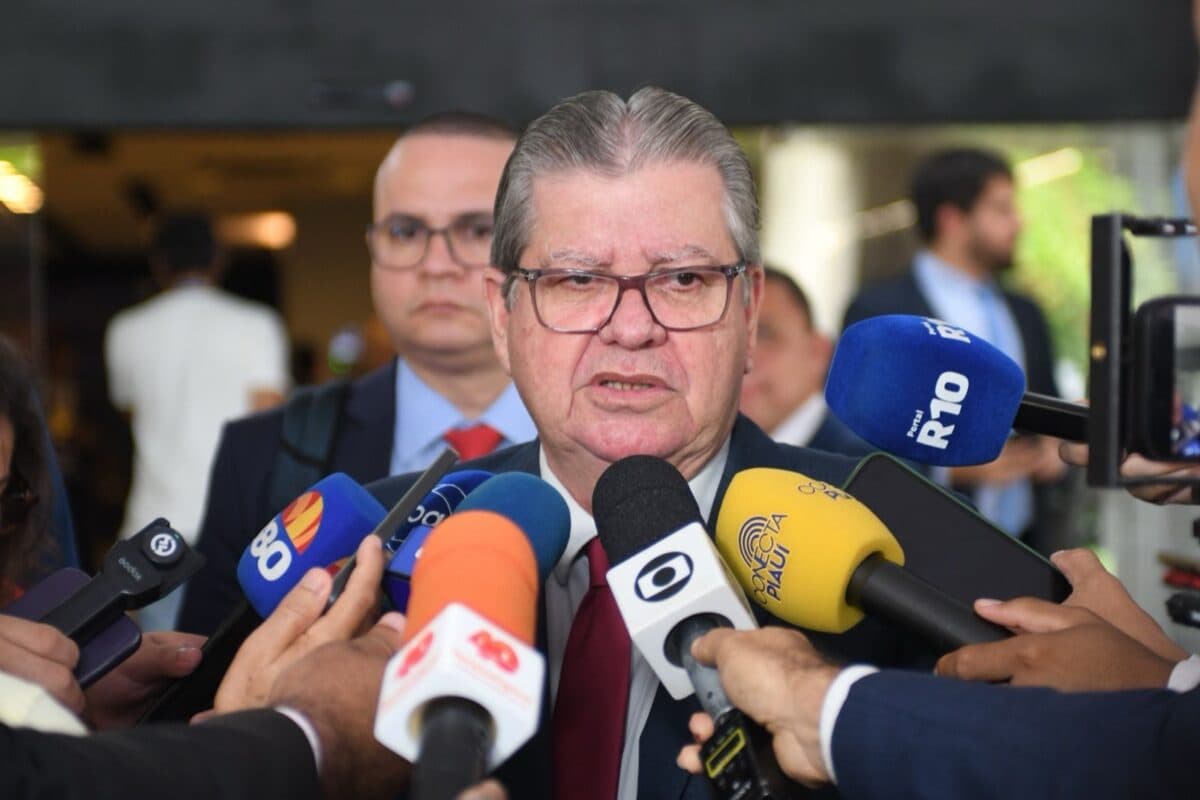 João Azevêdo alfineta Cícero Lucena: "quando há o interesse, pensa e muda o discurso"