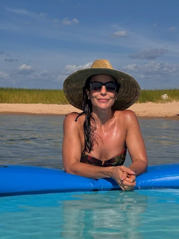 Solteira, Ivete Sangalo aproveita a Bahia e posa de Bíquini