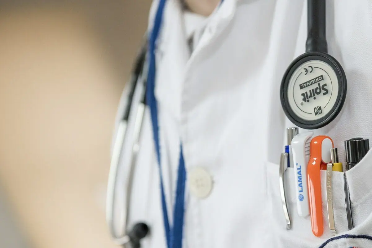 Duas crianças de 2 anos são internadas com queimaduras de fogos em João Pessoa e médica orienta cuidados