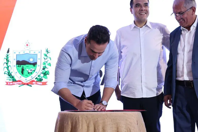 Lucas Ribeiro e ministro assinam convênio de 44 cursos e consultorias para 2 mil trabalhadores de turismo na Paraíba